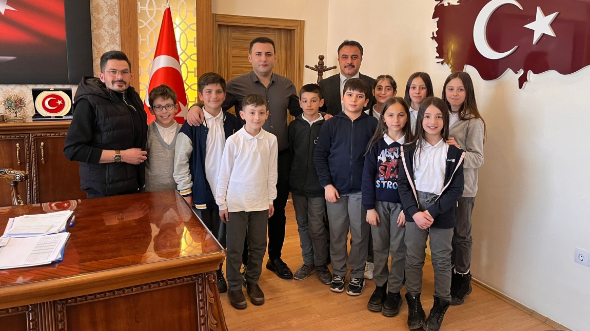 Öğrencilerimizden  İlçe Kaymakamımız Sayın Mehmet Alperen BAŞKAPAN' a Anlamlı Ziyaret